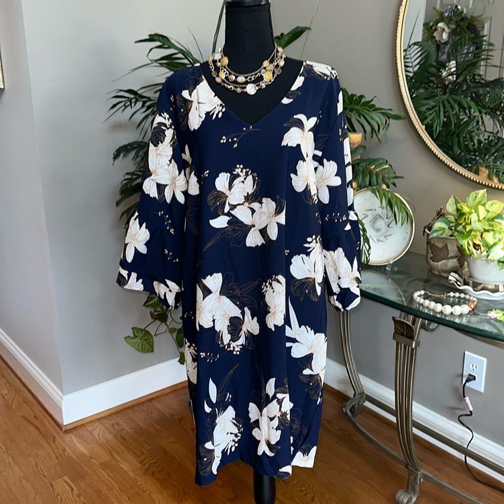 Belongsci v-neck Navy shift dress with bell sleeves 💙 size XXL EUC